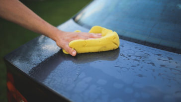 Cómo quitar resina del coche