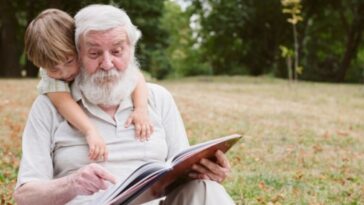 Ante el abandono de un padre, un abuelo no suelta de la mano a su nieto