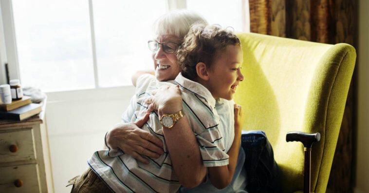 Abuelos que cobran por cuidar a sus nietos