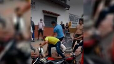 Bajan de la moto a un ladrón golpeándolo