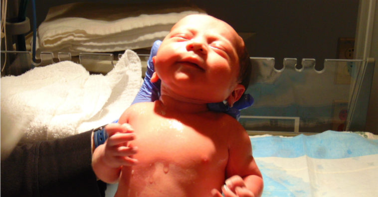 Bebé nacido del útero de una donante