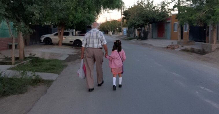 Bisabuelo se las arregla para acompañar a una pequeña en su primer día de clase