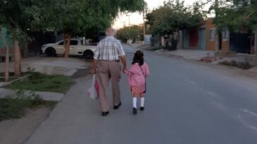 Bisabuelo se las arregla para acompañar a una pequeña en su primer día de clase