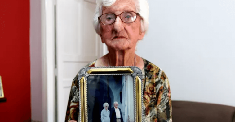 tiene 100 años, continúa bebiendo una cerveza y comiendo cortezas de cerdo