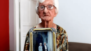 tiene 100 años, continúa bebiendo una cerveza y comiendo cortezas de cerdo