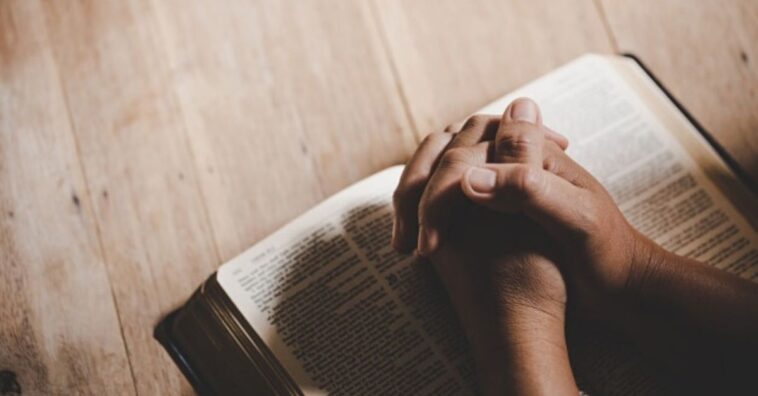 Cómo se debe orar a Dios para poder recibir