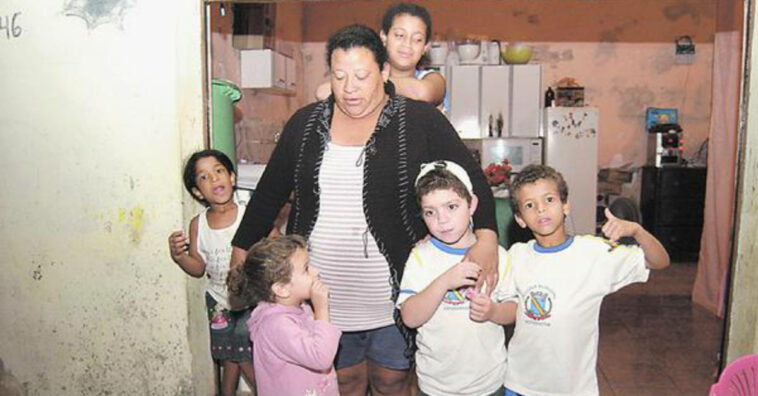 madre acaba criando al niño biológico y al adoptado