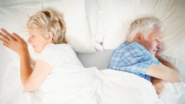 Dormir bien se vuelve más difícil con la edad