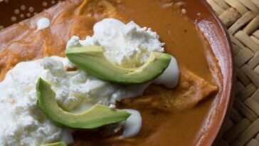 Enfrijoladas picositas con queso crema y chipotle