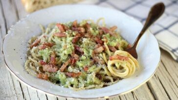 Espaguetis a la carbonara de aguacate