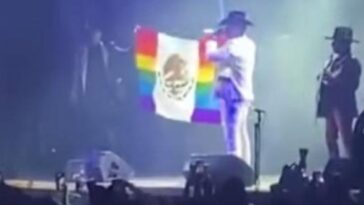 Grupo Firme muestra la bandera de México con los colores LGBT