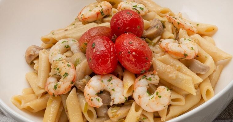 Macarrones con gambas, champiñones y ajos frescos