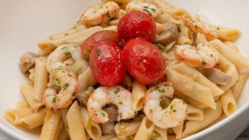 Macarrones con gambas, champiñones y ajos frescos