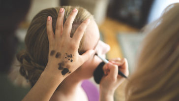 Maquilladora transforma el rostro de una mujer desfigurada