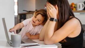 mujer se desahoga y llora al hablar de ser madre a tiempo completo