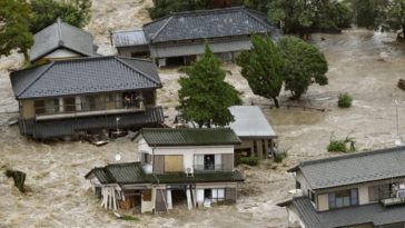 Pareja atrapada en el techo por la inundacion se nego a ser rescatada