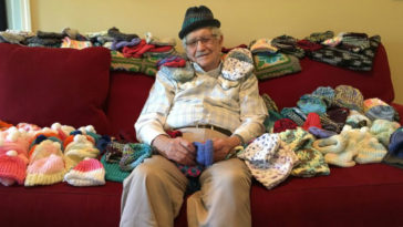 Senor de 86 anos tricota gorritos para bebes prematuros