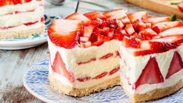 Tarta fría de fresas con crema al estilo guatemalteco