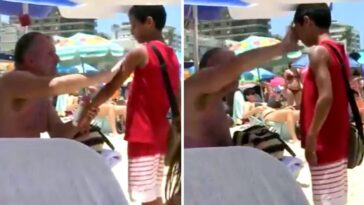 hombre le aplica protector solar a un nene que vendía dulces en la playa