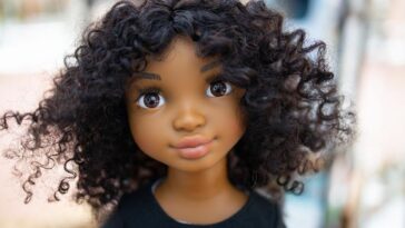 Zoe, la muñeca negra que enamora en medio de la lucha contra el racismo