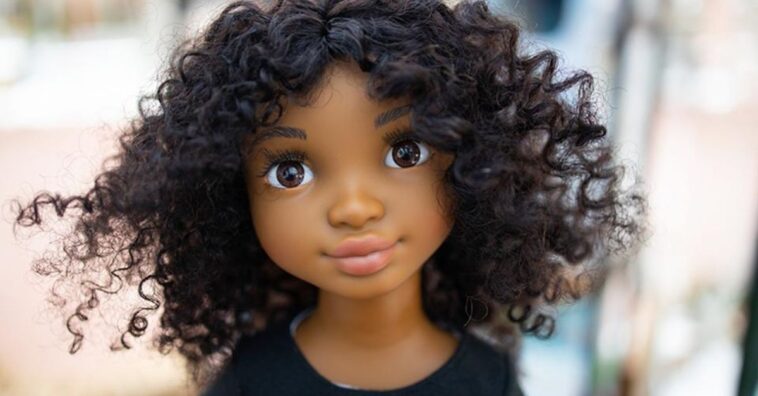 Zoe, la muñeca negra que enamora en medio de la lucha contra el racismo