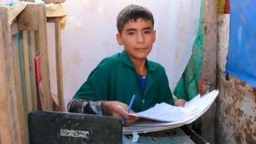 abrió un colegio en su patio para ayudar a otros niños