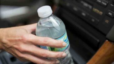 botellas de agua que dejas en el coche pueden provocar un aumento de peso y la aparición de cáncer