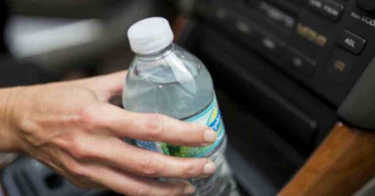 botellas de agua que dejas en el coche pueden provocar un aumento de peso y la aparición de cáncer