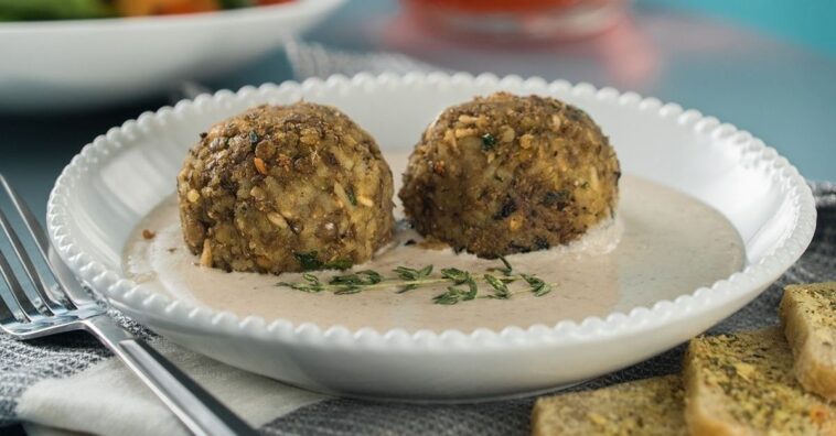 albóndigas veganas con salsa de champiñones