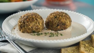 albóndigas veganas con salsa de champiñones