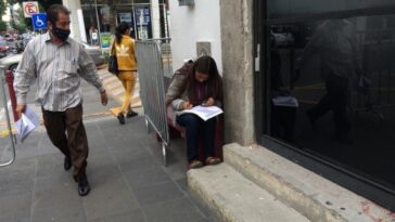 alumna de secundaria toma las clases en la calle