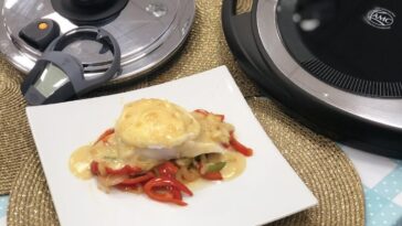 bacalao confitado en cama de verduras con teja de queso de cabra y cremoso de melocotón