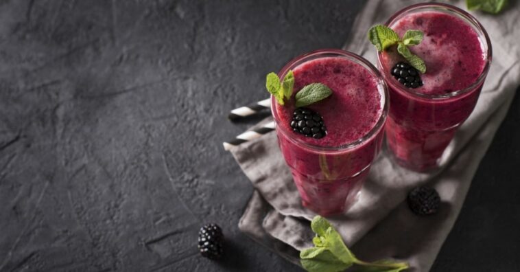 batido de té de Jamaica y moras a la menta