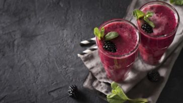 batido de té de Jamaica y moras a la menta