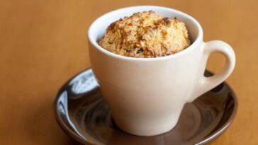 pastel de manzana en una taza