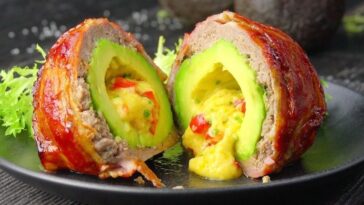 bomba de tocino rellena de aguacate