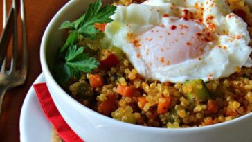 bowl de quinoa, verduras y huevo