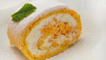 brazo gitano relleno de melocotón y nata