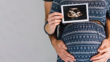 pareja que está esperando a su primer hijo descubre que son hermanos