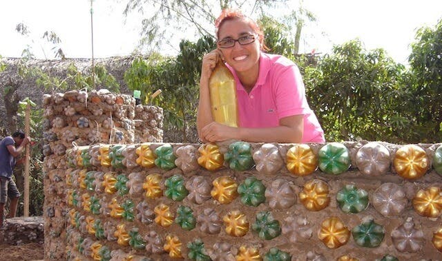  mujer construye casas hechas con botellas de plástico para personas necesitadas