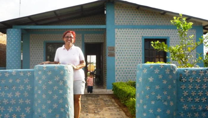  mujer construye casas hechas con botellas de plástico para personas necesitadas