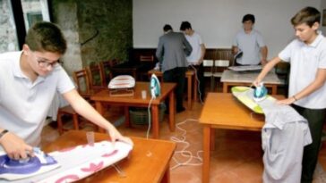 colegio en España enseña a los varones a planchar, cocinar y limpiar