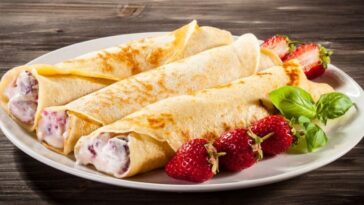 crepes y cheesecake de frutilla