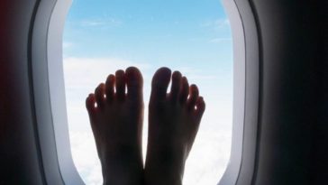 quitarte los zapatos en un avión