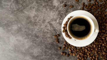 eliminar las manchas de café en las tazas