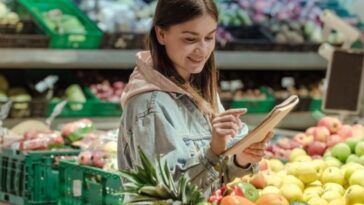 escoger alimentos bajos en azúcar en el supermercado