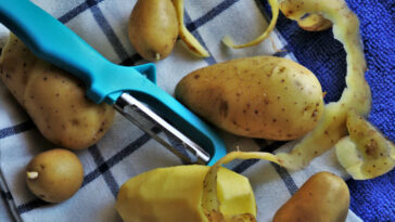 oscurecer el cabello con la cáscara de patatas