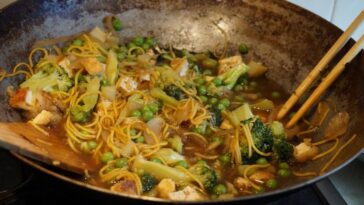 fideos con vegetales al wok