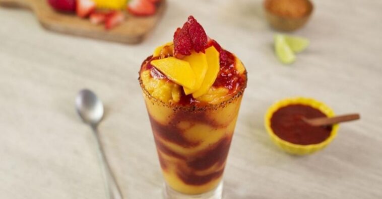 frappé de mango con salsa de fresa