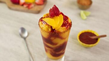 frappé de mango con salsa de fresa